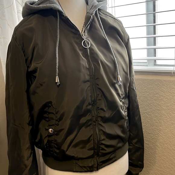 Women’s Juniors hoodie zipper olive green bomber jacket (L but fits a M) EUC - Picture 5 of 9